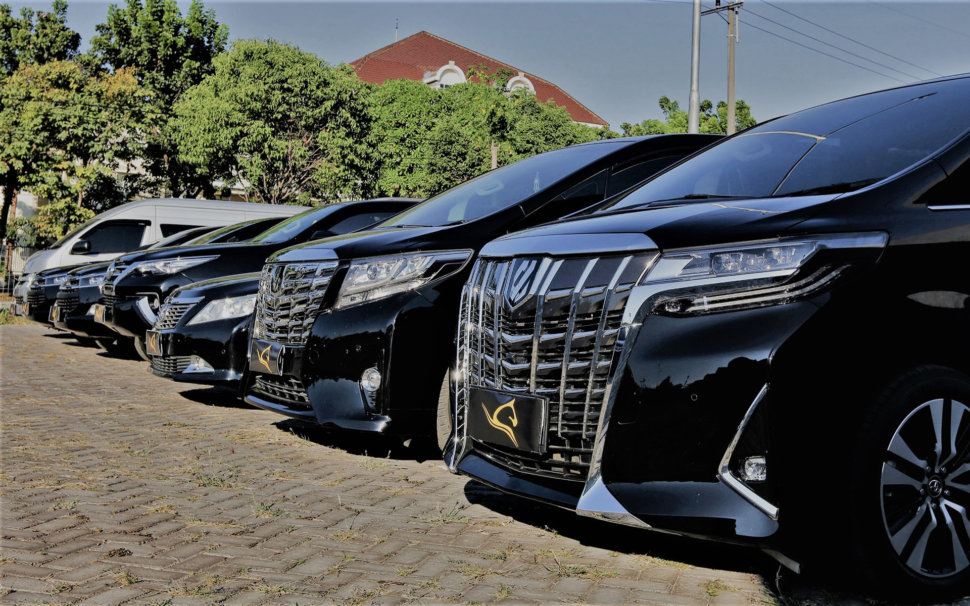 Kami adalah Solusi Transportasi Anda